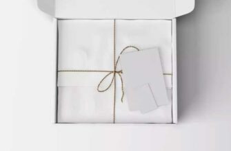 Мокап подарочной коробки с поздравительной открыткой